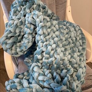 Limited edition turquoise weighted bearaby blanket